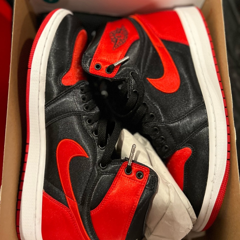 Nike Jordan 1 Satin bred High-Top size 11 W/ 9.5 M